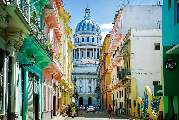 Vakre fasader i Capitolio i Havanna